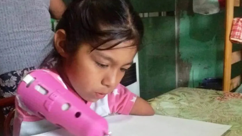 PRÓTESIS Impacta: la comunidad de FUNDAFE creó un un material reciclado para volver a caminar. (Foto: IA)