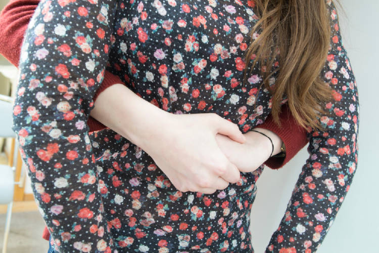 Heimlich Una persona le practica a otra la maniobra de Heimlich