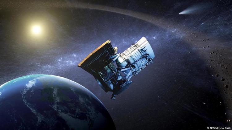 Esta ilustración muestra la nave espacial WISE en órbita terrestre. La misión WISE concluyó en 2011, pero en 2013 la nave fue reorientada para encontrar y estudiar asteroides y otros objetos cercanos a la Tierra (NEO). La misión y la nave pasaron a llamarse NEOWISE.