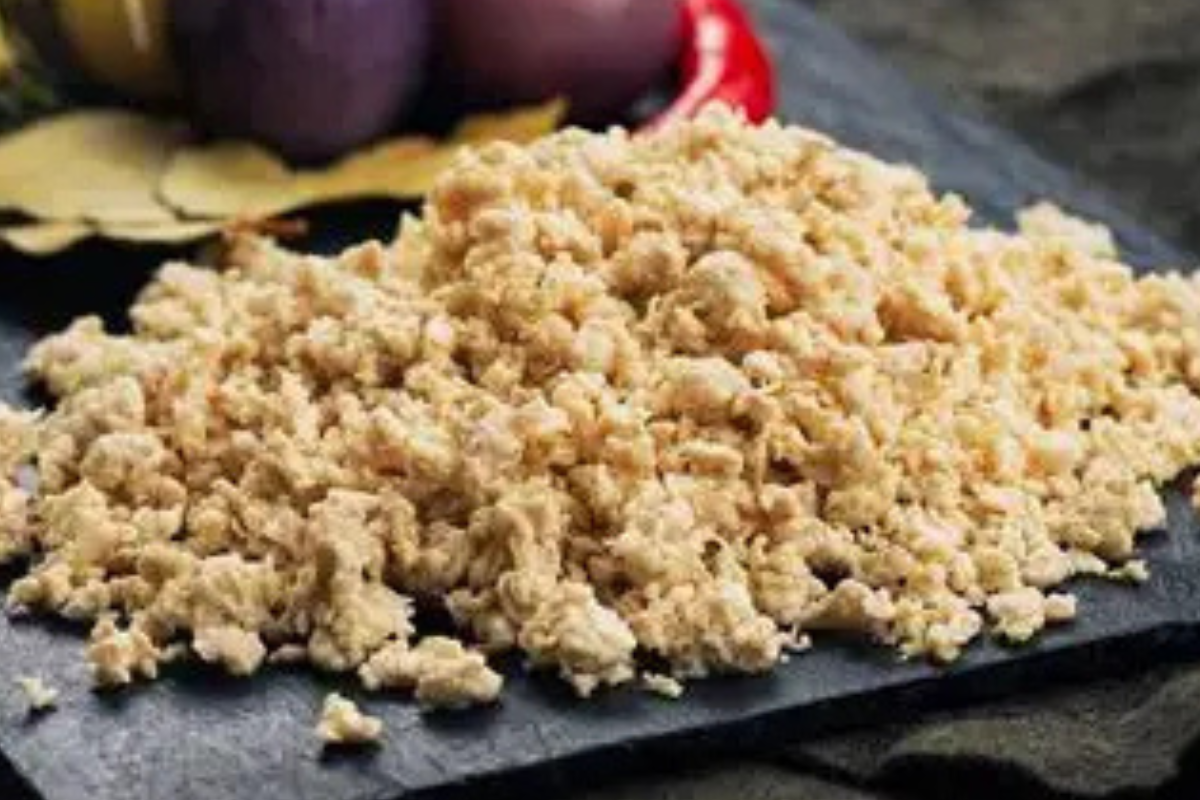 La mycoproteína se cultiva mediante fermentación, al estilo del yogur o la cerveza, y luego se transforma en nuggets, hamburguesas, albóndigas y filetes 100 % vegetales (newfoodmagazine.com)