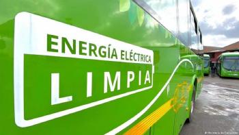 Imagen de un autobús eléctrico de TransMilenio en Bogotá.