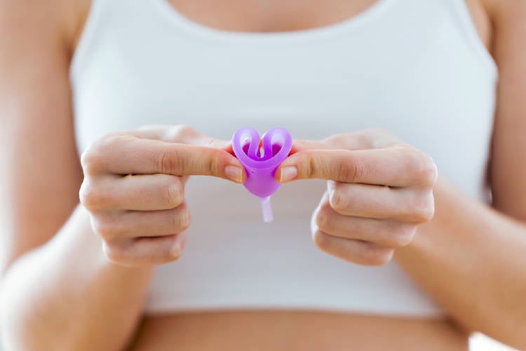 mujer sosteniendo copa menstrual