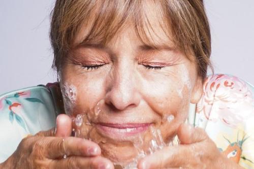 señora Aunque muchos lo asocian con falta de higiene, este olor tiene una causa biológica. ¿Cuándo aparece y cómo se puede reducir?.(PINTEREST)