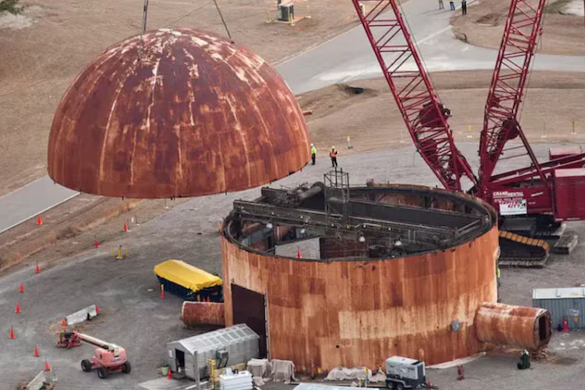 En esta imagen de archivo, el desmantelamiento de un reactor de prueba en el centro nuclear Savannah River Site. (Departamento de Energía de EE. UU.)