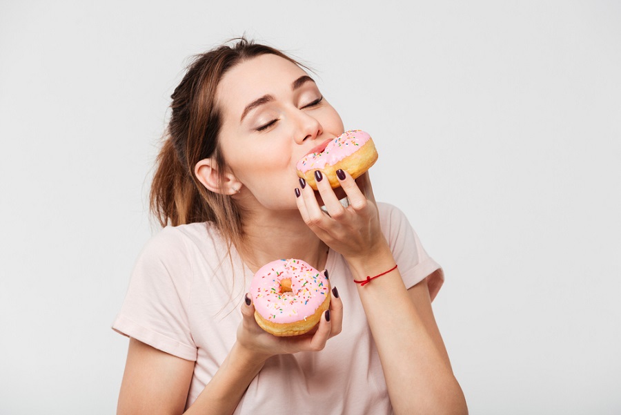 comer dulces mujer comiendo donas