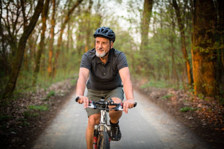 hombre bicicleta senior canas jovial