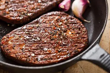 hongo Aunque su nombre no suene muy apetitoso, este hongo es la base de productos como Quorn y otras marcas plant based que están ganando terreno en Europa, Estados Unidos y América Latina. (thehealthy.com)