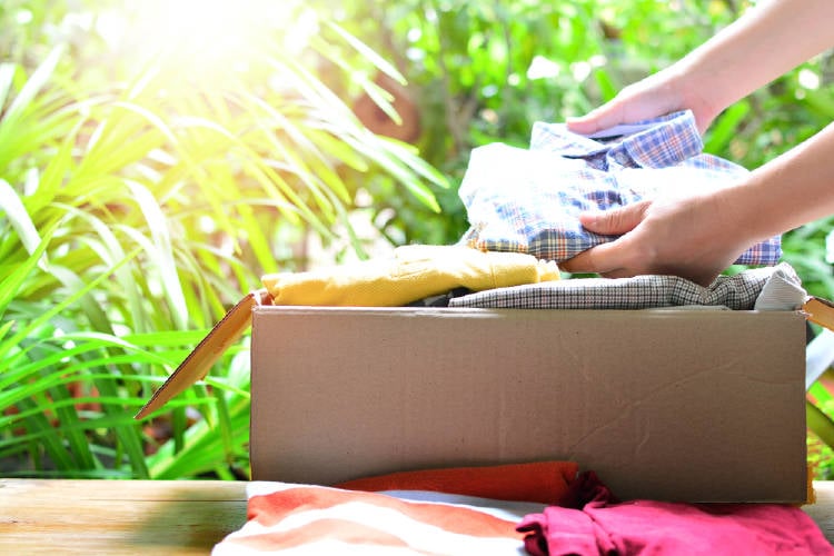 caja de carton con ropa dentro