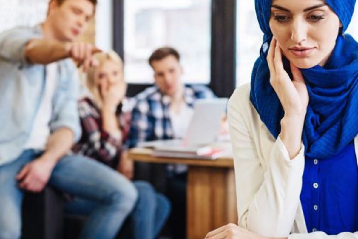 Este sesgo puede generar ansiedad social y autocrítica excesiva, llevándonos a evitar situaciones por miedo al juicio ajeno. (Pinterest)