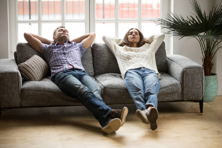 pareja en sillon mirando al techo holgazaneria