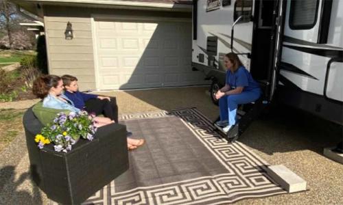 Doctora por fin regresa a casa después de vivir en un camper por 1 año para prot
