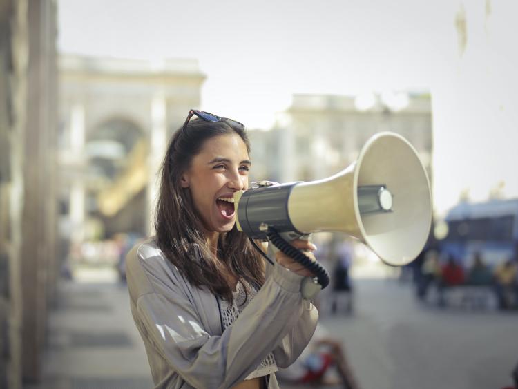 Mujer activista hablando por un megáfono