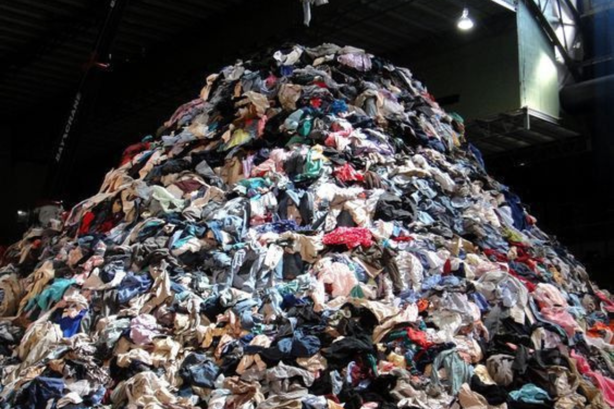 reciclaje ropa Chile regula la ropa usada para frenar su impacto ambiental: con más de 572 mil toneladas de desechos textiles generadas cada año, el país sudamericano dio un paso histórico. (Pinterest)