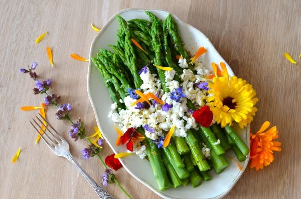 green-asparagus-edible-flowers