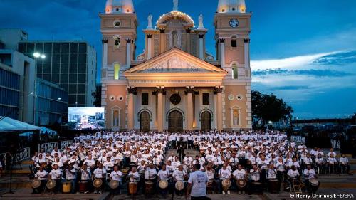 Cientos de músicos formaron parte del recital en Maracaibo para ganar el récord Guinness