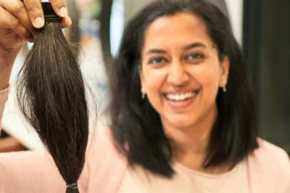 mujer pelo (I) Mujer sostiene una coleta cortada en una peluquería (Imagen de portada representativa Fuente: Getty Images | AJ_Watt) | (D) Empleado de Matter of Trust crea una alfombra con cabello humano (Fuente de la imagen: X | @MatterofTrust)