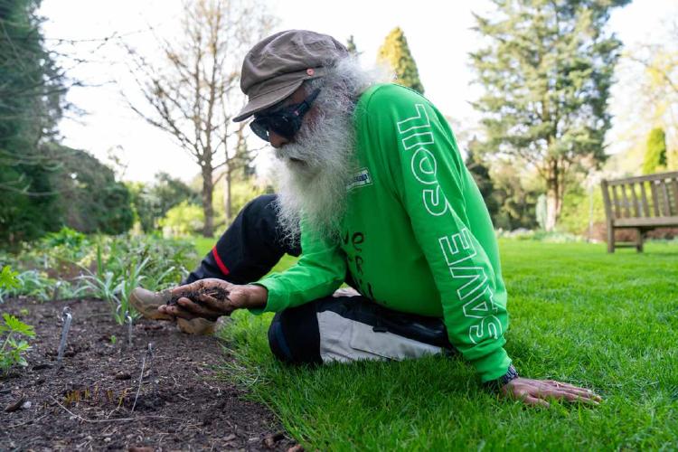 Gurú Gurú que quiere salvar al mundo en 100 días