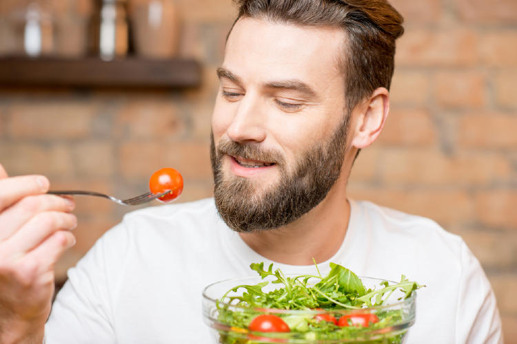 comer ensalada