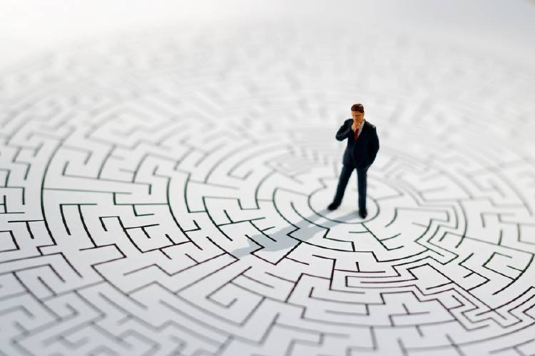 laberinto acertijo alternativas hombre miniatura en un laberinto acertijo