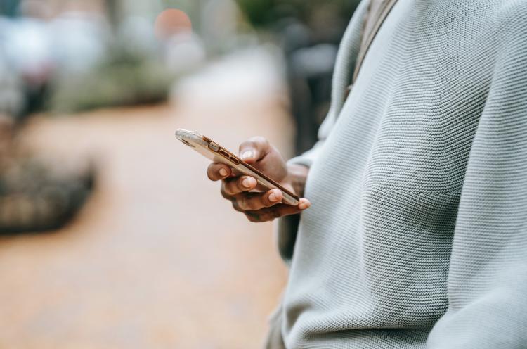 Mujer utilizando su teléfono celular