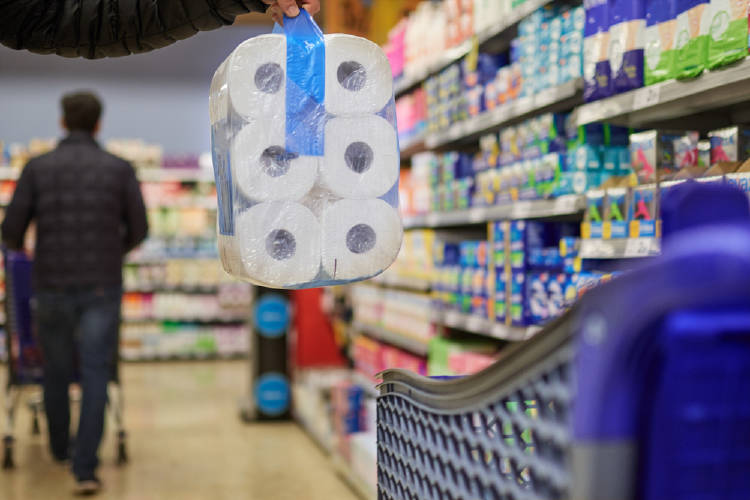 compra de papel higienico en el supermercado