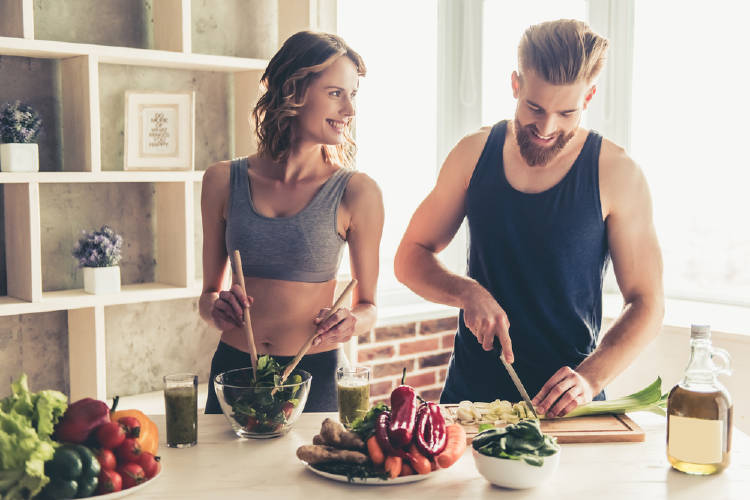 pareja cocinando