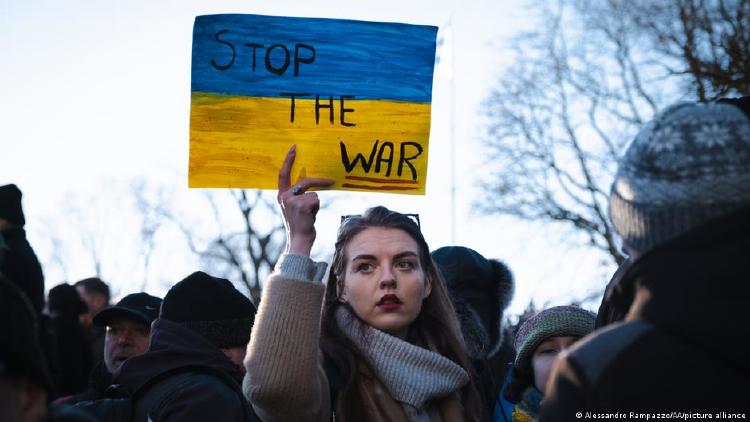 Mujer ucraniana alzando cartel con leyenda Stop the war