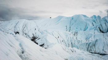 Evitan que se derrita un glaciar cubriéndolo con una lona gigante