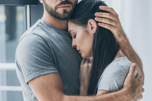 Una pareja se abraza con tristeza
