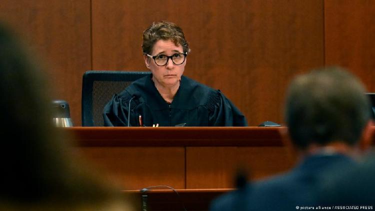 Juicio Depp La juez Penney Azcarate, durnate el proceso.