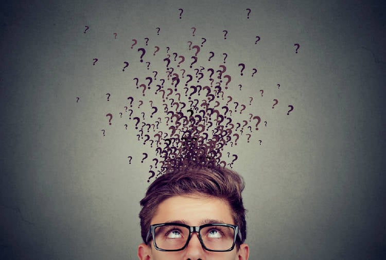 hombre-dudas Un hombre con signos de pregunta sobre su cabeza