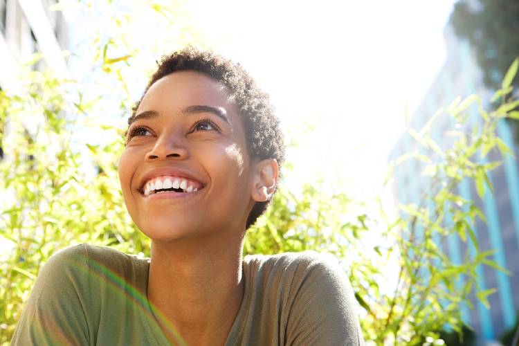 mujer sonriente