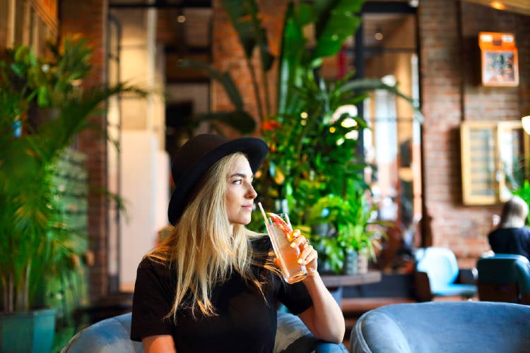 mujer restaurante mujer restaurante