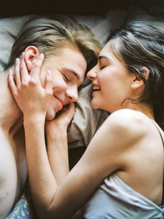 pareja cama Pareja riéndose en la cama