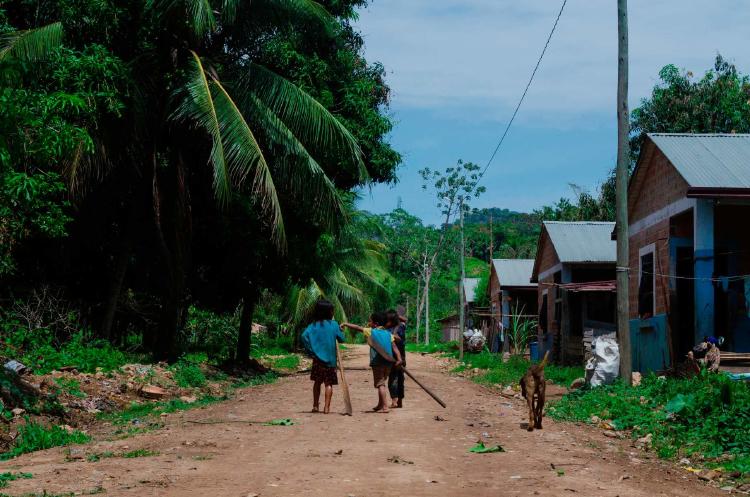 Río Beni niños en la población de Eyiyo Quibo Niños en la población de Eyiyo Quibo avanzan entre las casas de ladrillo y cemento. Crédito: Sergio Mendoza Reyes.