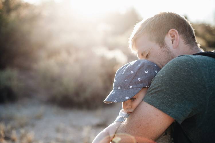 Un padre abrazando a su bebé