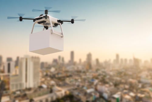 Utilizan drones para repartir libros a los niños durante el confinamiento