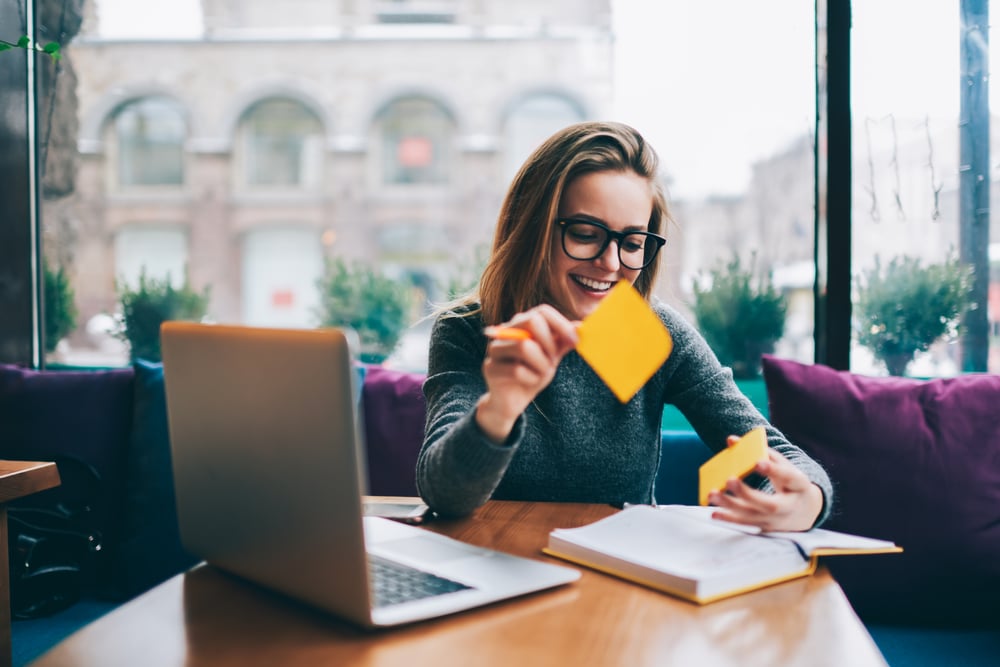 mujer estudiando trabajando