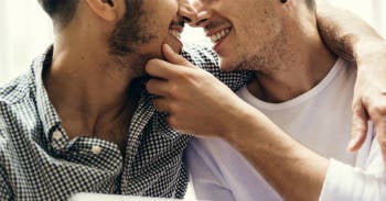 pareja homosexual enamorada por darse un beso.