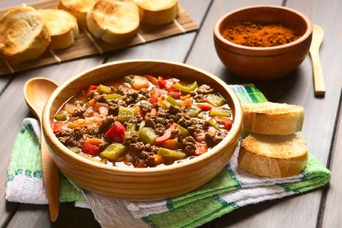 Gulash vegano hecho con soja texturizada