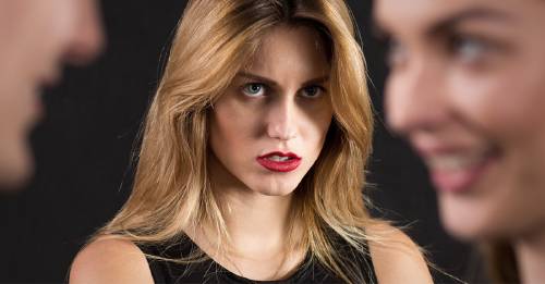 6 Señales ocultas de que una persona que te quiere tiene envidia de ti y tus log