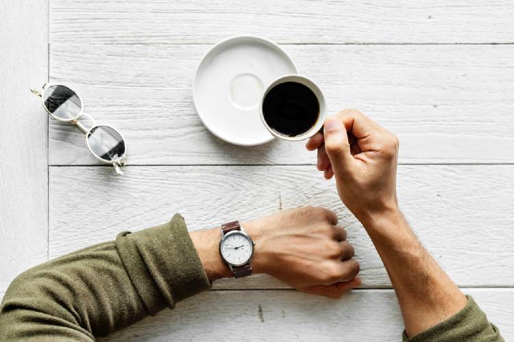 tomar café Un hombre toma café