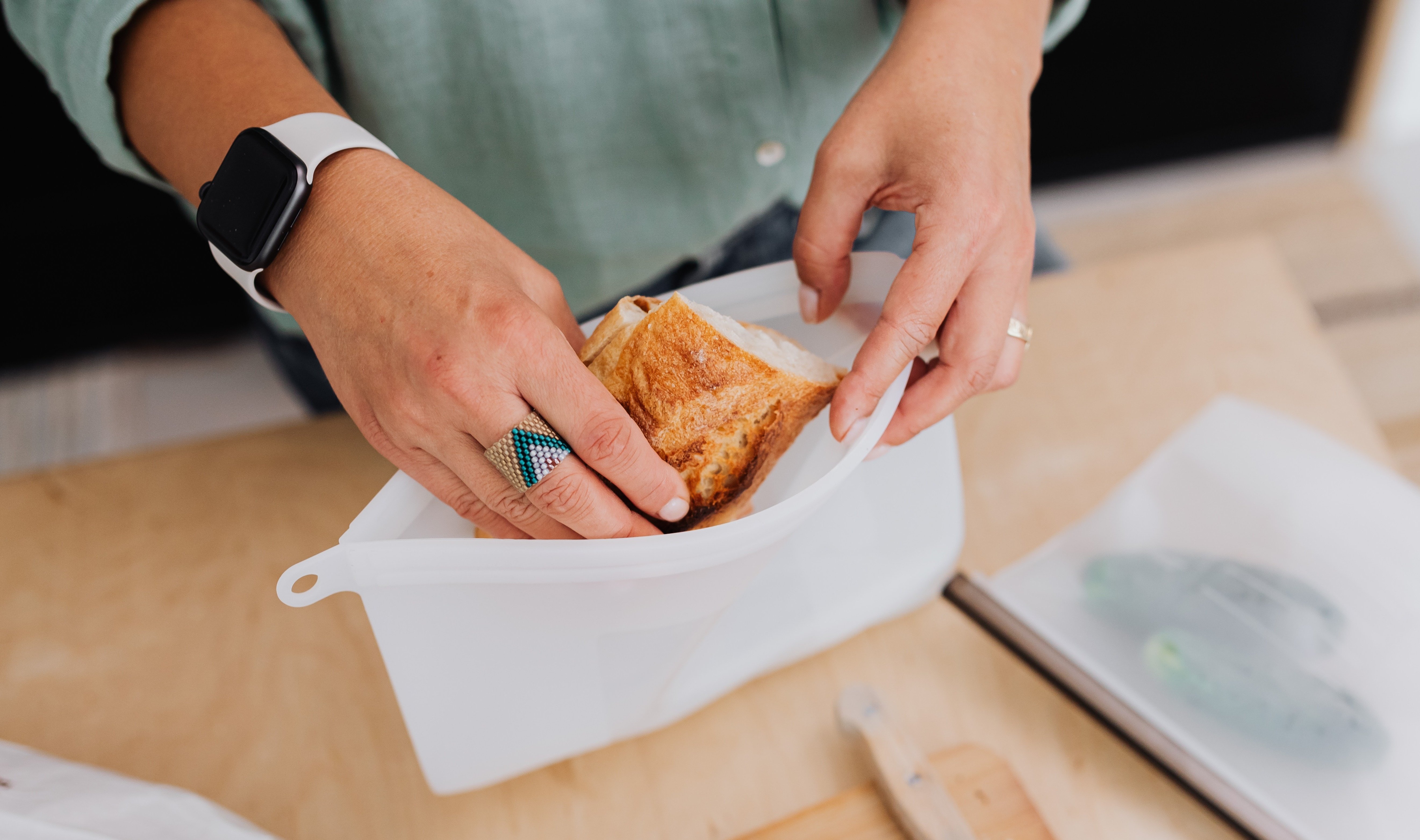 Mujer guardando alimentos en una bolsa de silicona