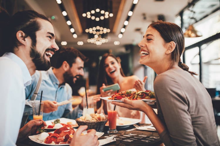 grupo de amigos sonriendo