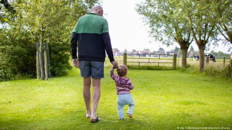 Abuelo y niño vínculo Abuelo caminando de la mano con un niño pequeño
