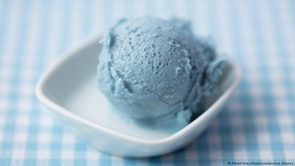 Porción de helado color azul
