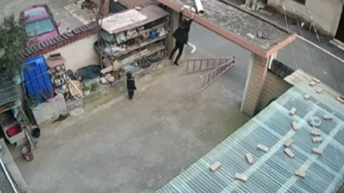 NIÑO ESCALERA NIÑO ESCALERA