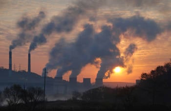 Emisiones de las chimeneas de una fábrica