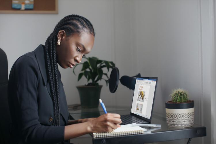 Mujer trabajando eneatipos