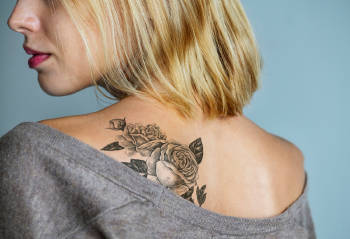 mujer con tatuaje
